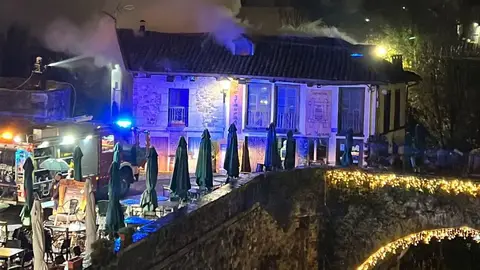 Bomberos del 112 extinguen un incendio en un restaurante de Potes Bomberos del 112 extinguen un incendio en un restaurante de Potes