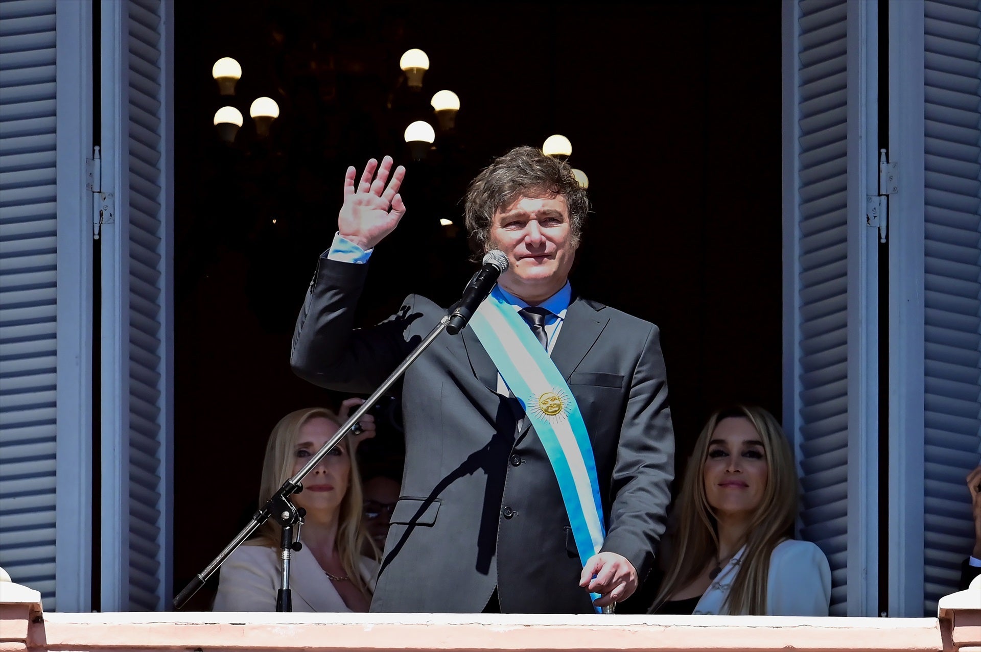Milei devalúa la moneda en Argentina en un 50% Milei devalúa la moneda en Argentina en un 50%