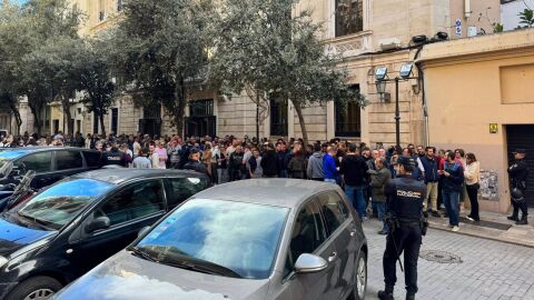 Más de 100 taxistas se concentran ante el Parlament ante la aprobación de la ley para regular el sector