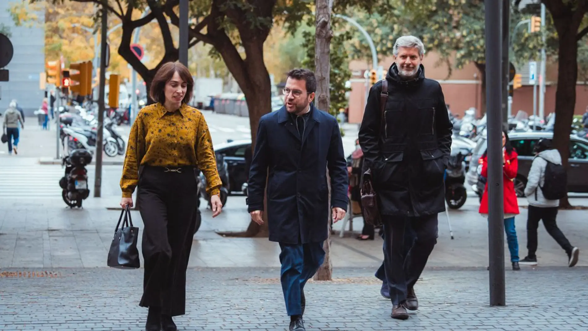 Pere Aragonès, a su llegada a la Ciudad de la Justicia, con su abogado Andreu Van den Eynde, y su jefa de gabinete, Helena Ricomà