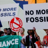 Activistas protestan contra los combustibles fósiles en la cumbre de Dubái
