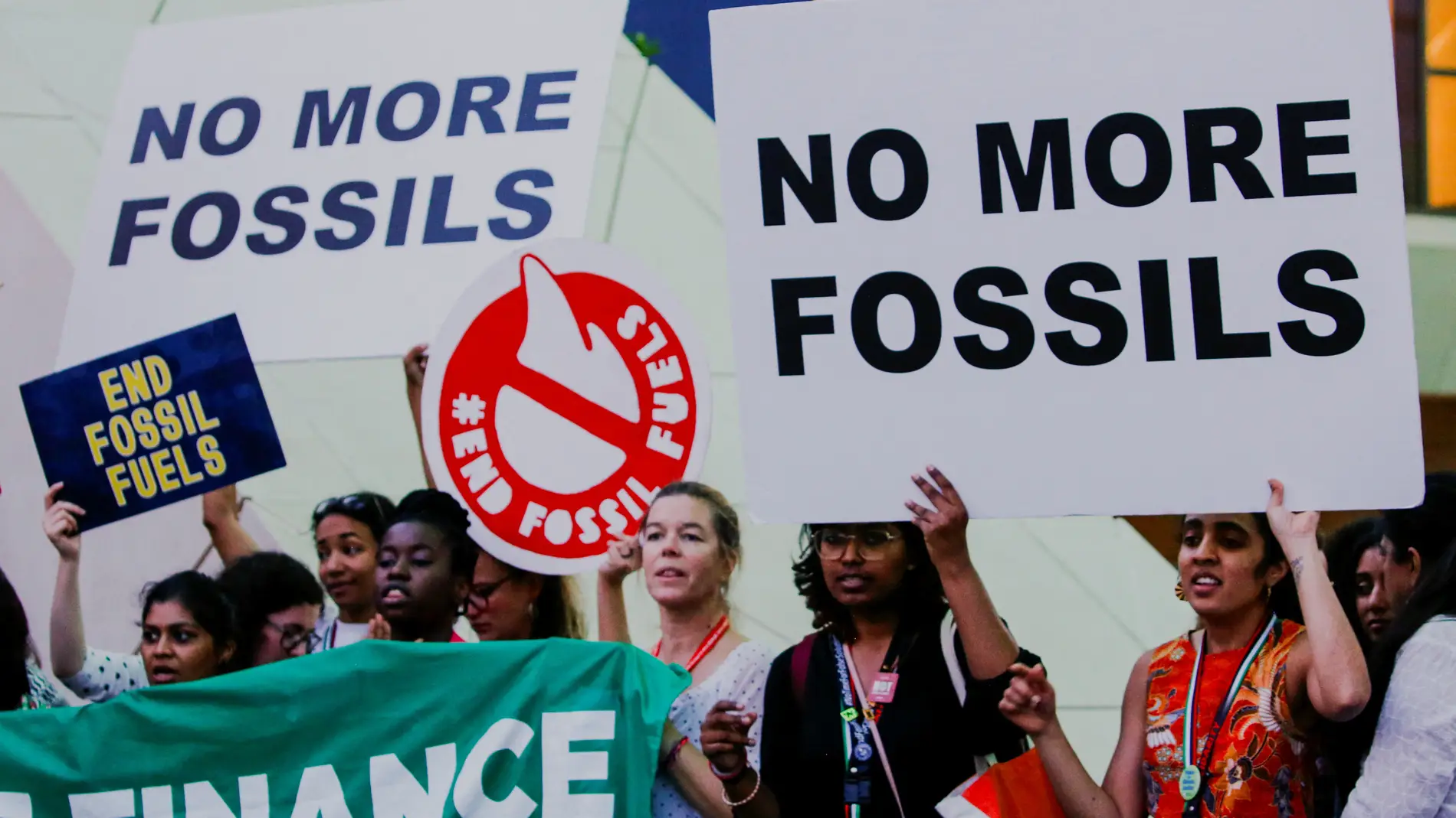 Activistas protestan contra los combustibles fósiles en la cumbre de Dubái