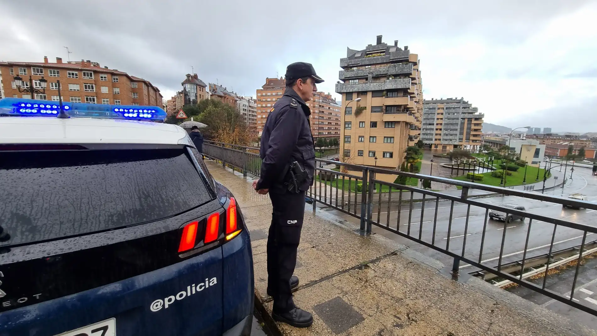Un policía nacional impide que una menor se tire desde un puente en Oviedo