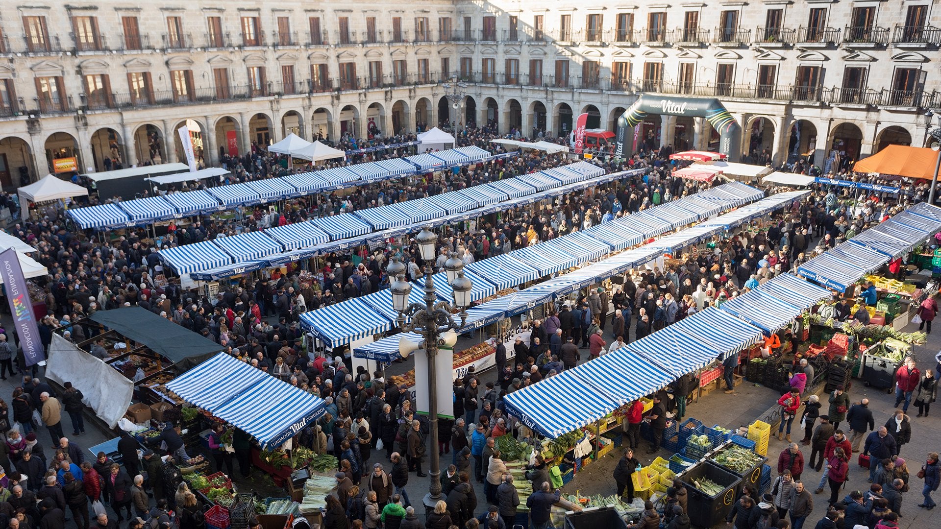 Los mejores planes de Navidad en Vitoria: del tradicional mercado de Navidad a la pista de hielo de La Florida Los mejores planes de Navidad en Vitoria: del tradicional mercado de Navidad a la pista de hielo de La Florida