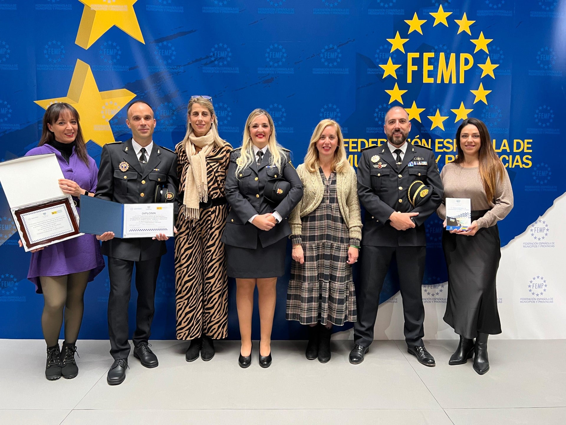 La Unidad de Atención a Víctimas y Medicación de la Policía Local de Crevillent recoge en Madrid el premio de la FEMP La Unidad de Atención a Víctimas y Medicación de la Policía Local de Crevillent recoge en Madrid el premio de la FEMP