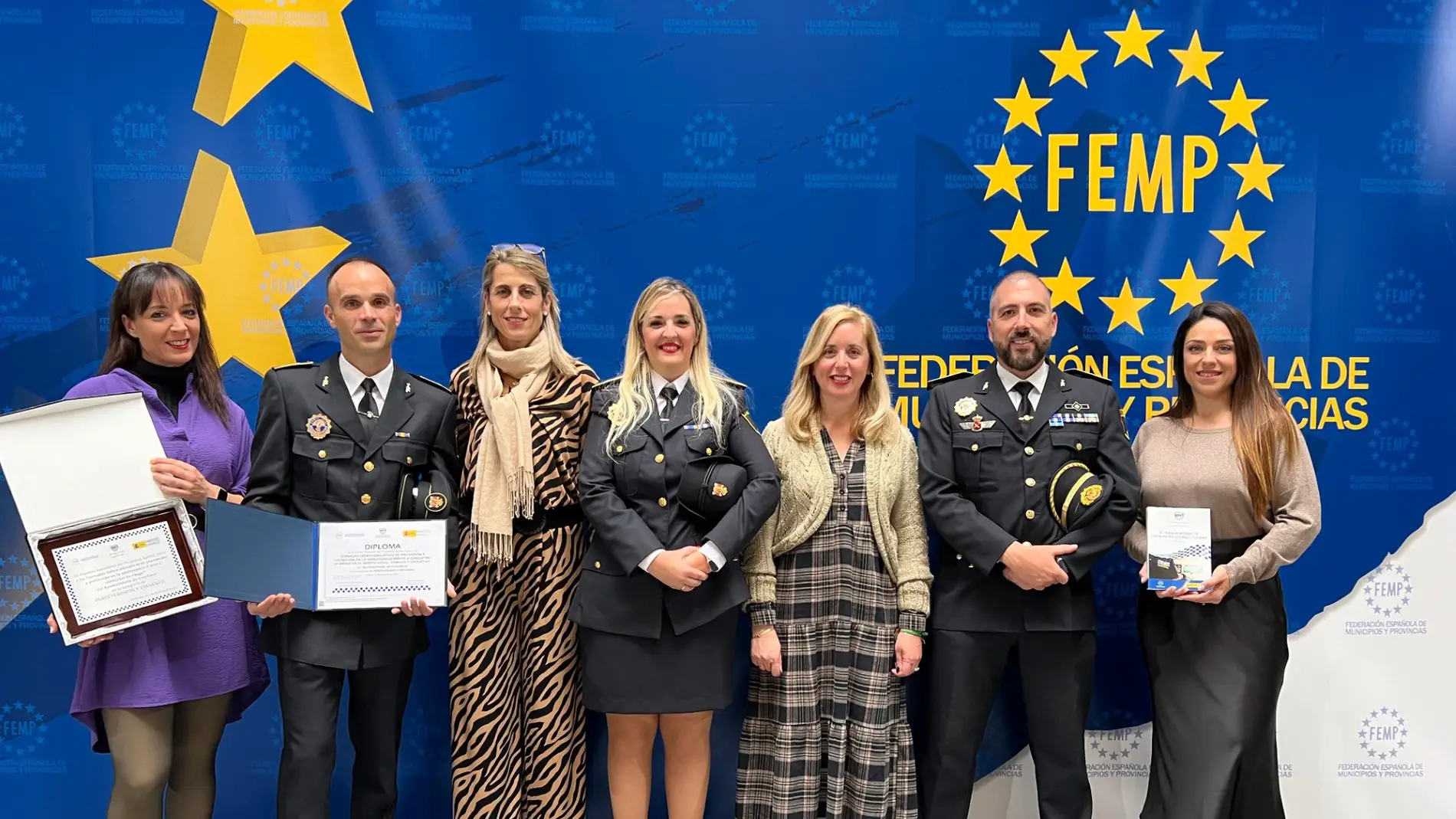 La Unidad de Atención a Víctimas y Medicación de la Policía Local de Crevillent recoge en Madrid el premio de la FEMP. 