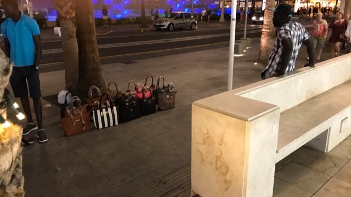 Se dispara la venta ambulante en las zonas turísticas del sur de Tenerife Se dispara la venta ambulante en las zonas turísticas del sur de Tenerife