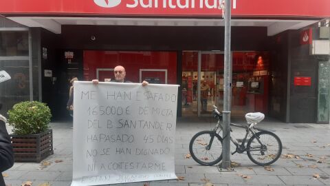 Abelardo Tendero frente a la sucursal del Banco de Santander en Ciudad Real