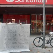 Abelardo Tendero frente a la sucursal del Banco de Santander en Ciudad Real