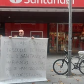 Abelardo Tendero frente a la sucursal del Banco de Santander en Ciudad Real Abelardo Tendero frente a la sucursal del Banco de Santander en Ciudad Real