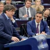 Carles Puigdemont comparece en el Parlamento Europeo ante la atenta mirada del presidente del Gobierno, Pedro Sánchez