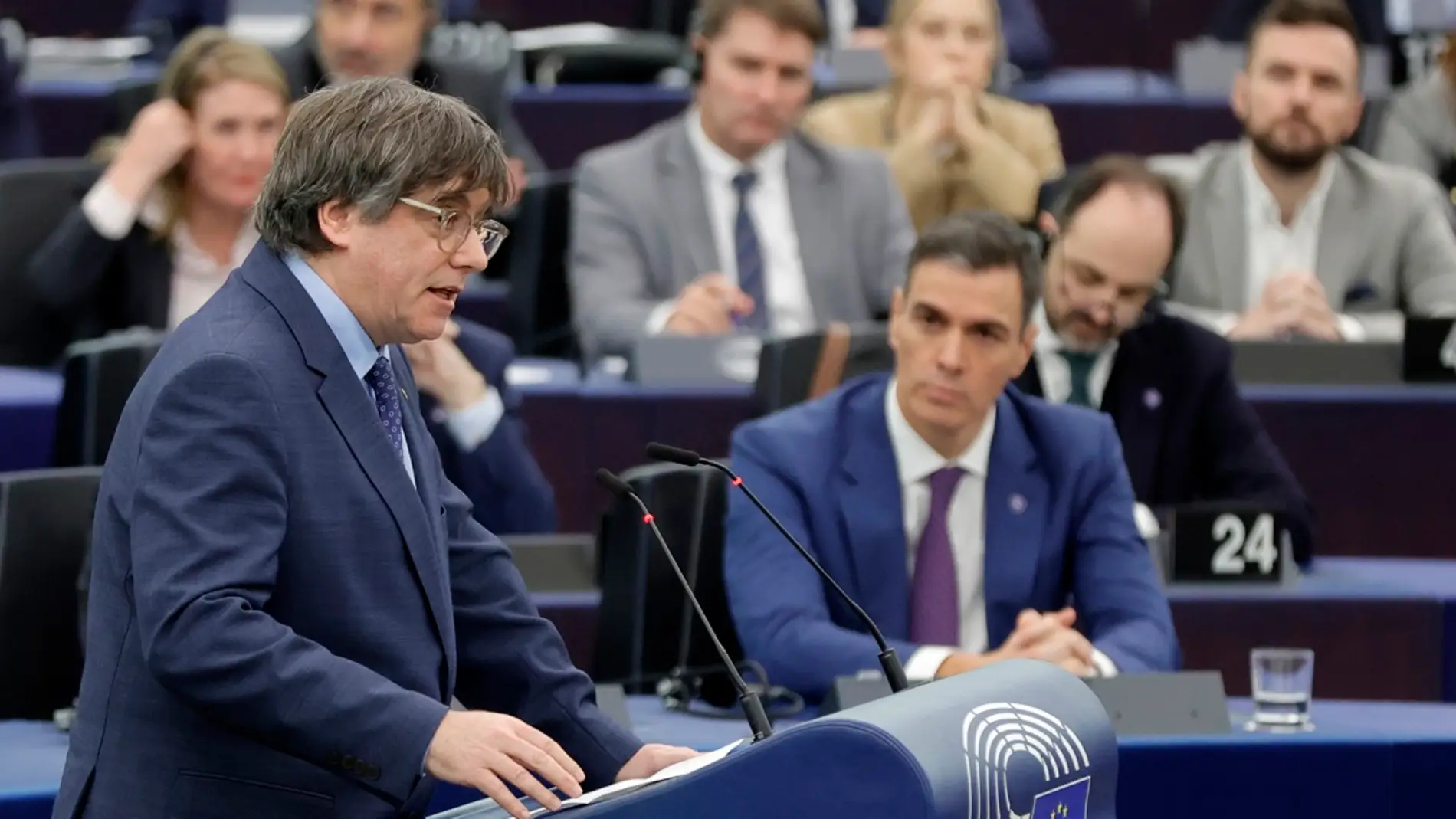 Carles Puigdemont comparece en el Parlamento Europeo ante la atenta mirada del presidente del Gobierno, Pedro Sánchez/ EFE/EPA/RONALD WITTEK