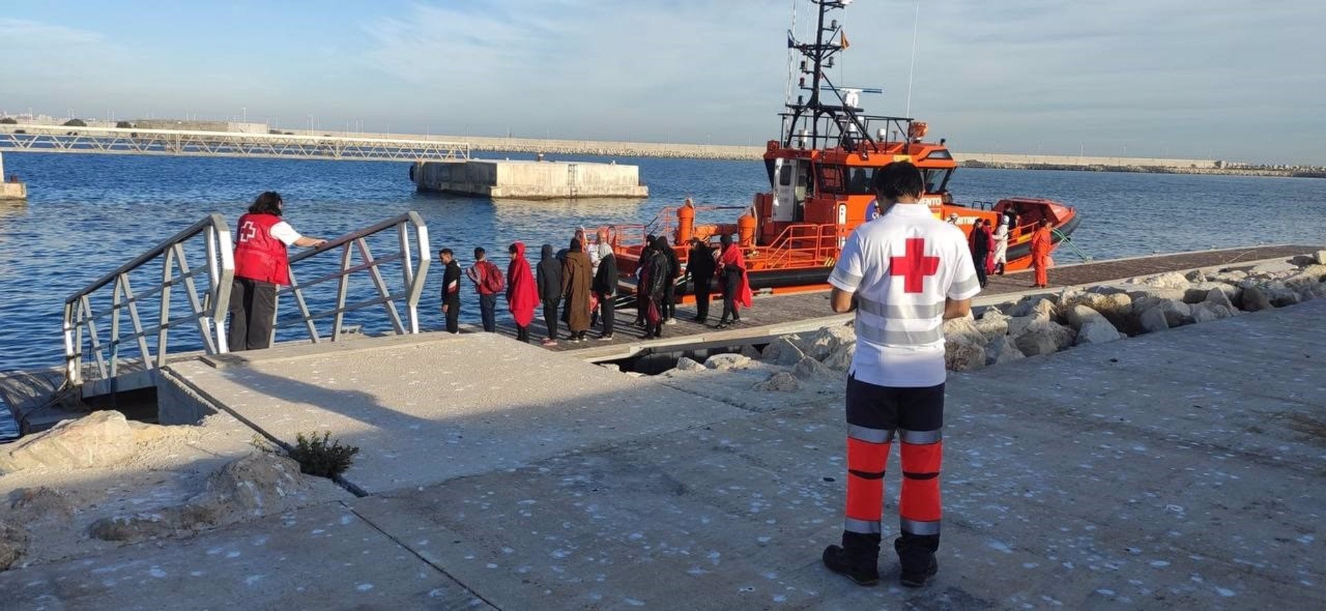 Llegan dos pateras a aguas de Alicante con más de 30 migrantes de los que tres son menores Llegan dos pateras a aguas de Alicante con más de 30 migrantes de los que tres son menores