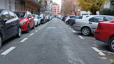 Alcalá de Henares está oficialmente sin servicio de grúa municipal desde el 3 de diciembre Coches aparcados en una calle de Alcalá de Henares