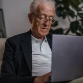 Un hombre con un ordenador en una imagen de archivo
