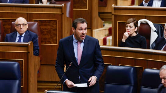 El ministro de Transportes, &Oacute;scar Puente, durante la primera sesi&oacute;n de control en el Congreso/ EFE/J.J. Guill&eacute;n