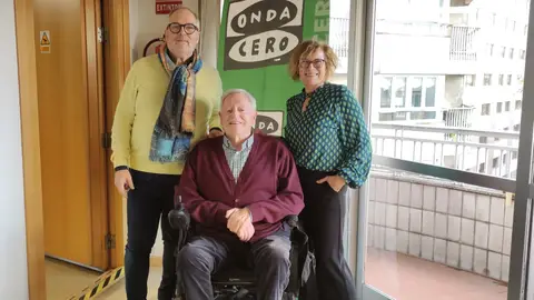 Ana Santos acompañada por el director de la residencia de Campolongo y un residente Hoxe adentrámonos na residencia pública de Campolongo para coñecer de primeira man como é a vida e o día a día dos maiores que alí viven. O director da residencia, Juanjo López, e un dos residentes, Manuel Fernández, son os nosos convidados.