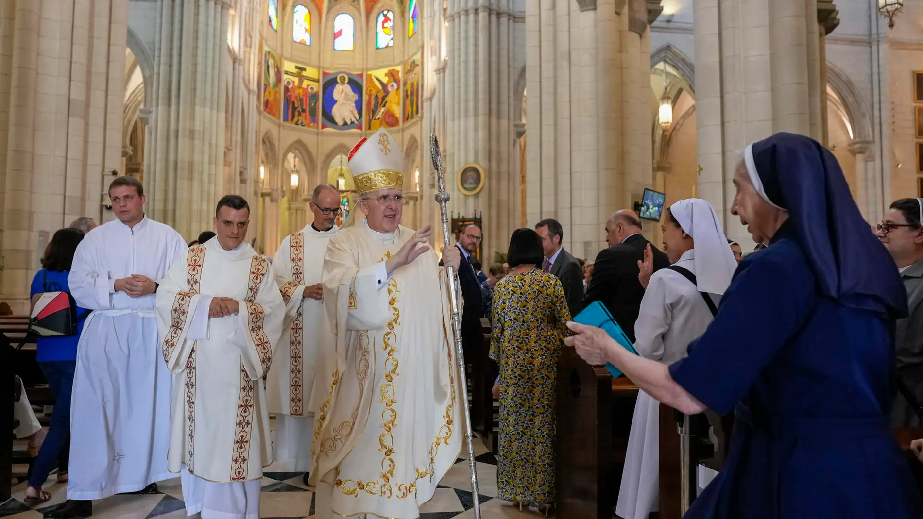 El cardenal Carlos Osoro oficia una misa en la catedral de la Almudena el pasado mes de junio. 