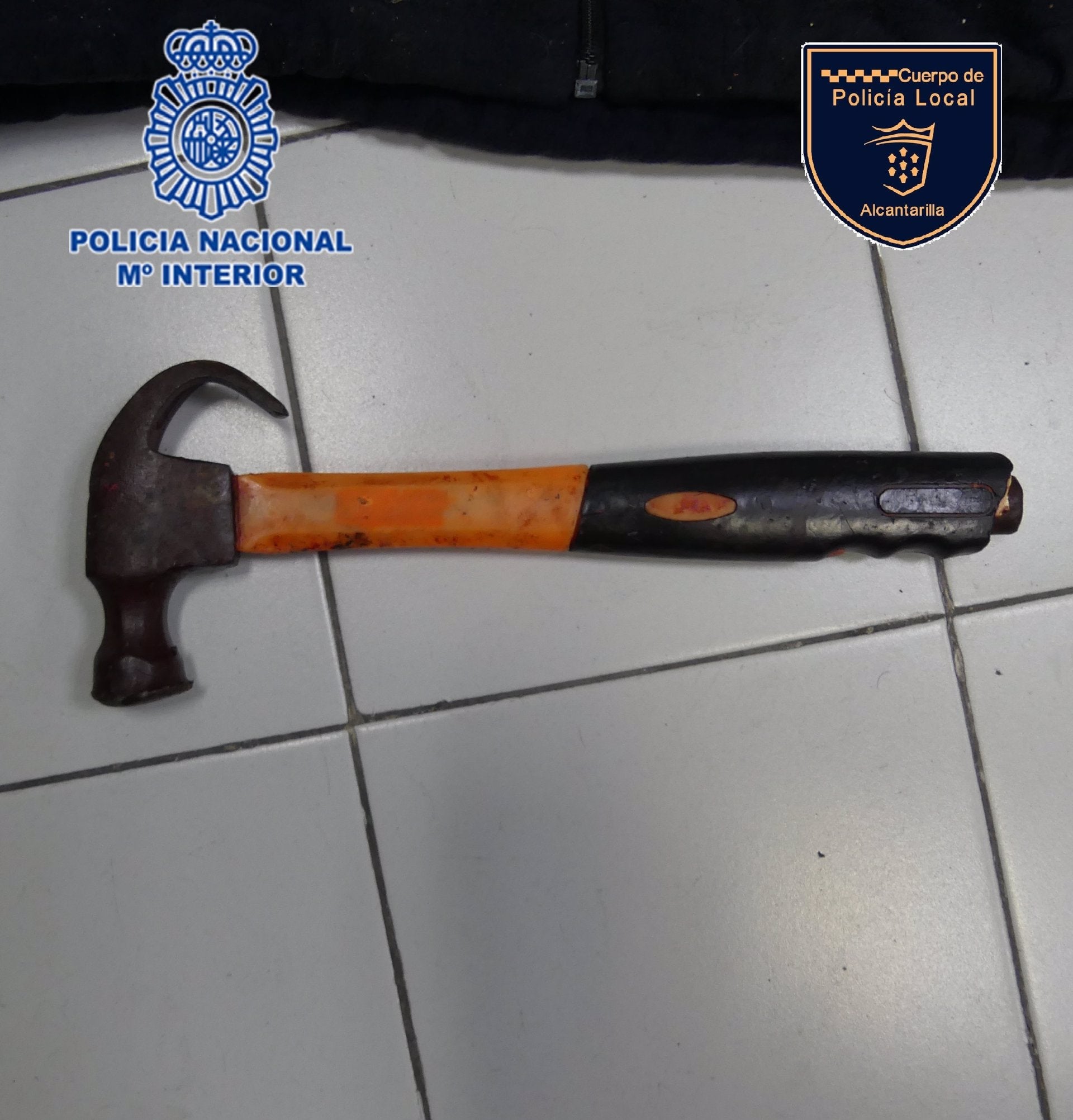 Detenido tras asestar 15 martillazos en la cabeza de un hombre en Alcantarilla (Murcia) Detenido tras asestar 15 martillazos en la cabeza de un hombre en Alcantarilla (Murcia)