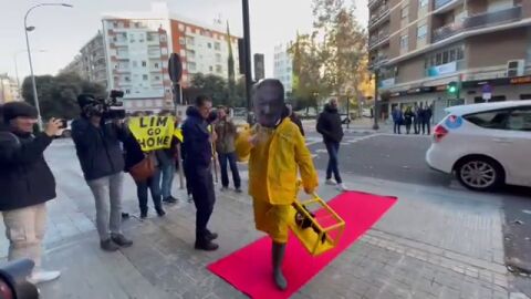 Así ha sido la protesta contra Peter Lim antes de comenzar la Junta de Accionsitas