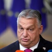 El primer ministro de Hungría, Viktor Orban, habla con los medios de comunicación a su llega al Consejo Europeo.