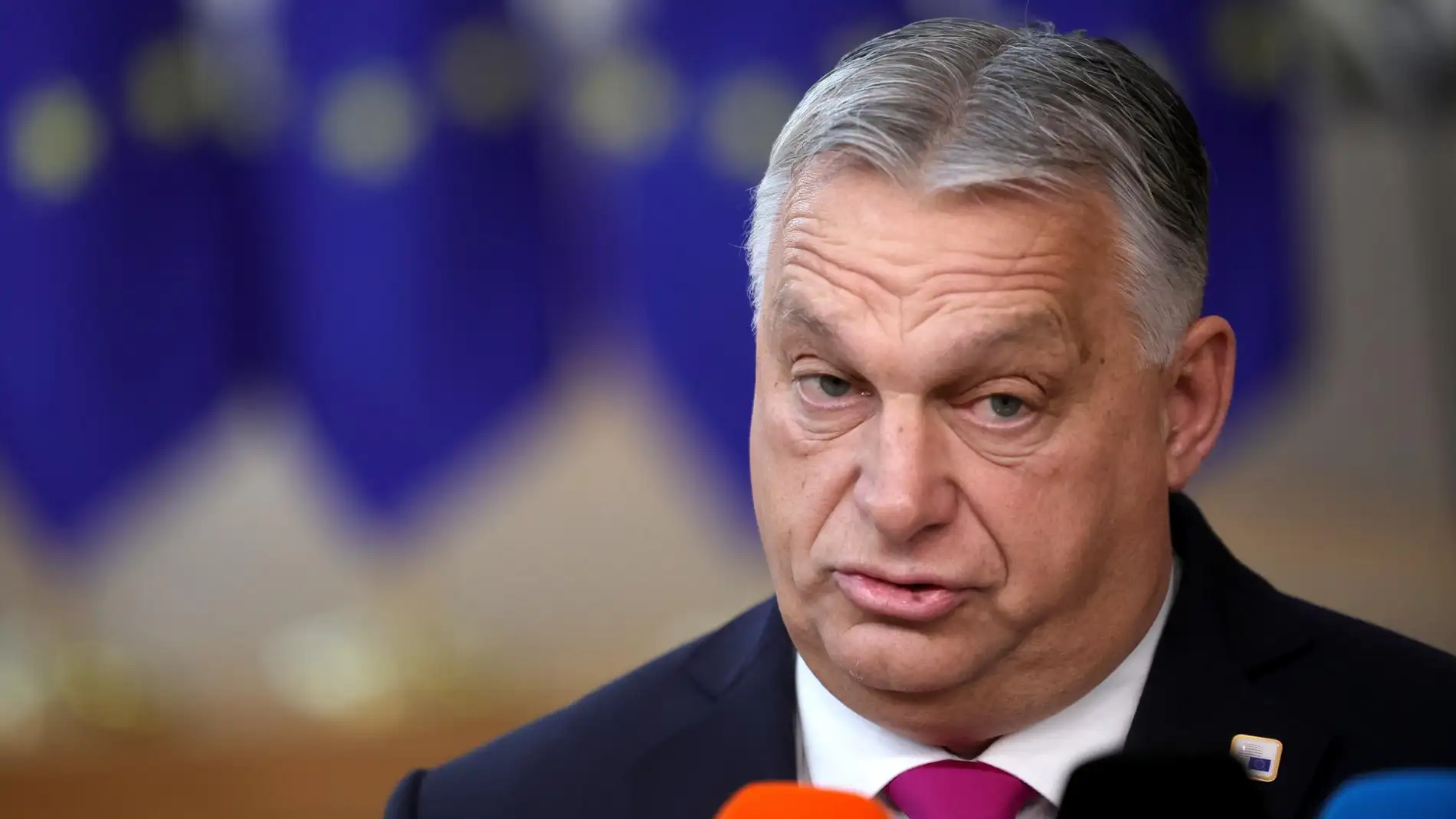 El primer ministro de Hungría, Viktor Orban, habla con los medios de comunicación a su llega al Consejo Europeo.