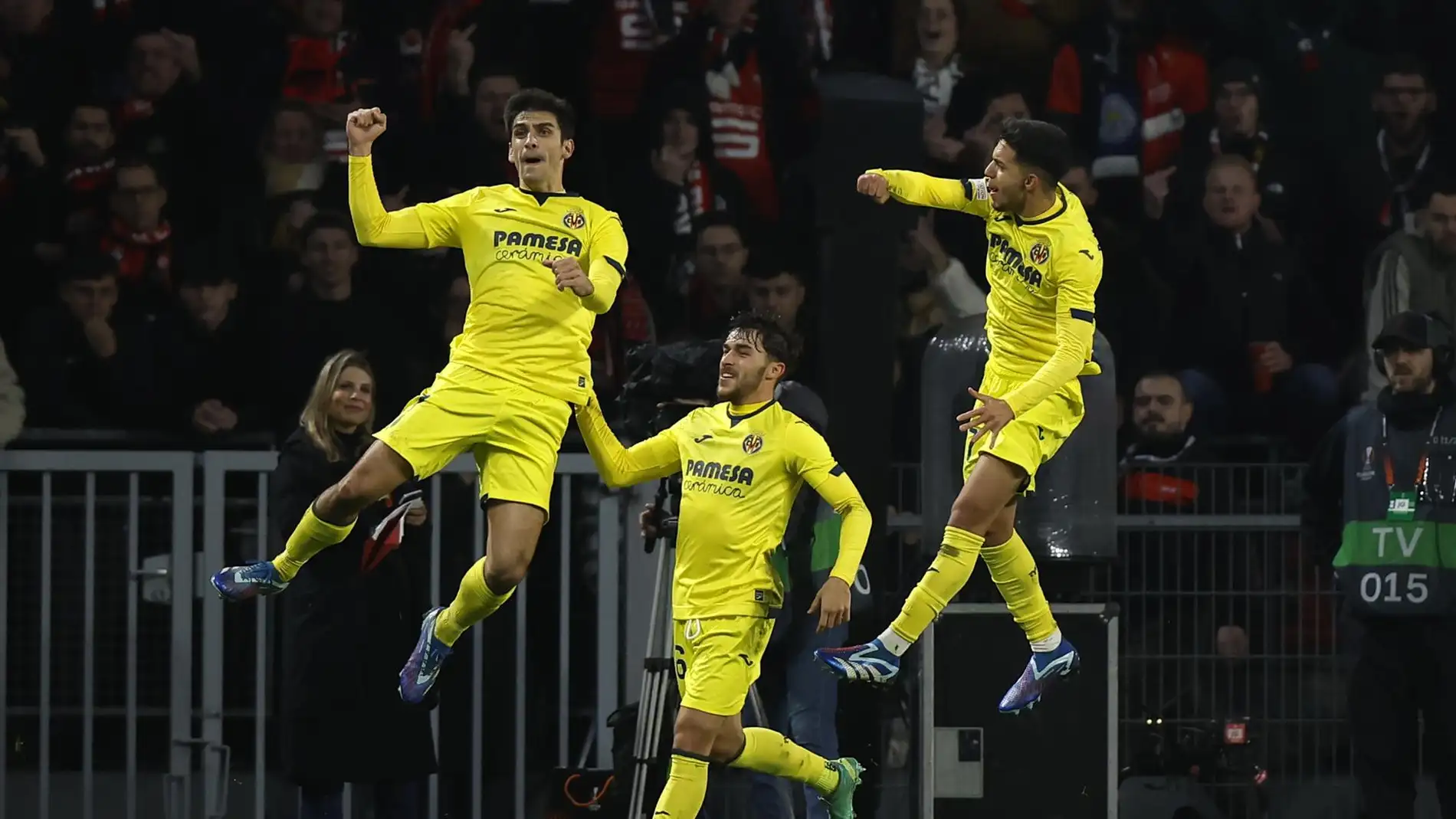 Los jugadores del Villarreal celebran su victoria en Francia