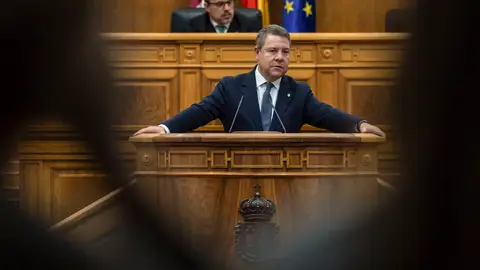 El presidente de la Junta de Castilla-La Mancha, Emiliano García-Page, da un discurso durante el acto institucional con motivo del Día de la Constitución, este martes, en Toledo. Page: "Bailar al son y a los caprichos de Puigdemont no puede traer nada bueno a nadie"