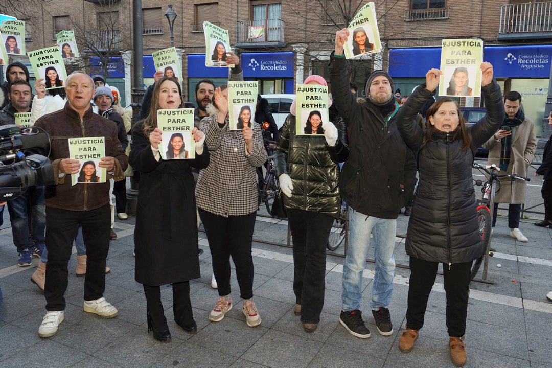 Decenas de personas piden justicia para Esther López ante el juzgado donde declara el único investigado Decenas de personas piden justicia para Esther López ante el juzgado donde declara el único investigado
