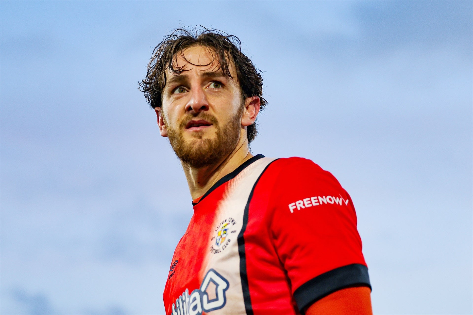 El capitán del Luton, Tom Lockyer, sufre un paro cardiaco en pleno partido El capitán del Luton, Tom Lockyer, sufre un paro cardiaco en pleno partido