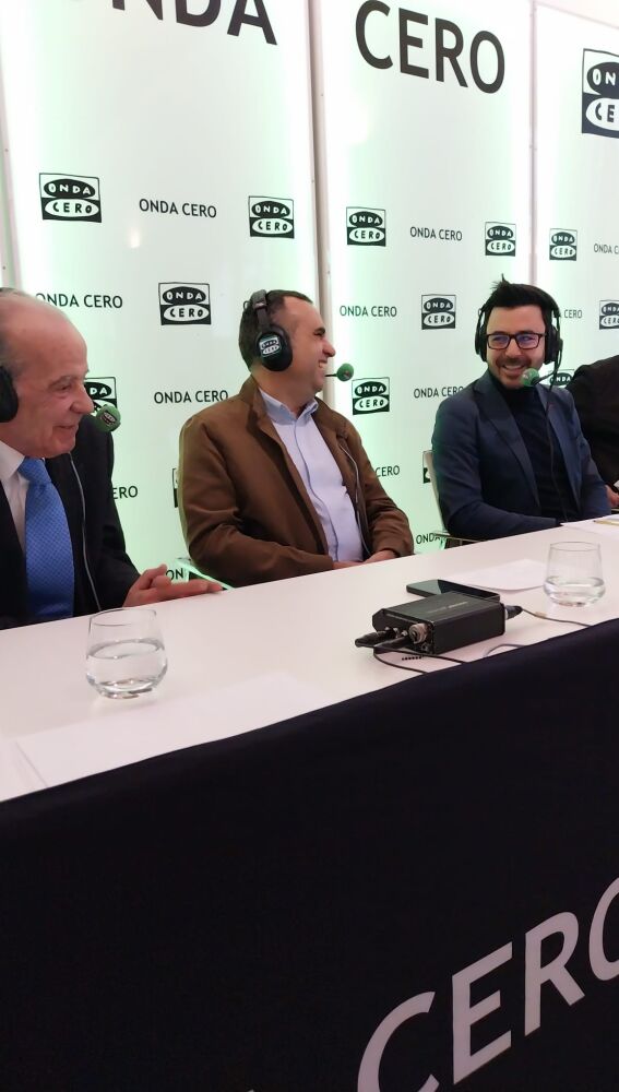 El presidente de la Diputación de Granada, Francis Rodríguez, con Carles Lamelo y el equipo de Gente viajera
