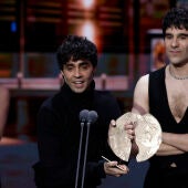 Javier Ambrossi y Javier Calvo tras recibir el premio a ´Mejor serie´ por su trabajo ´La Mesias´ durante la gala de entrega de los Premios Forqué 2023