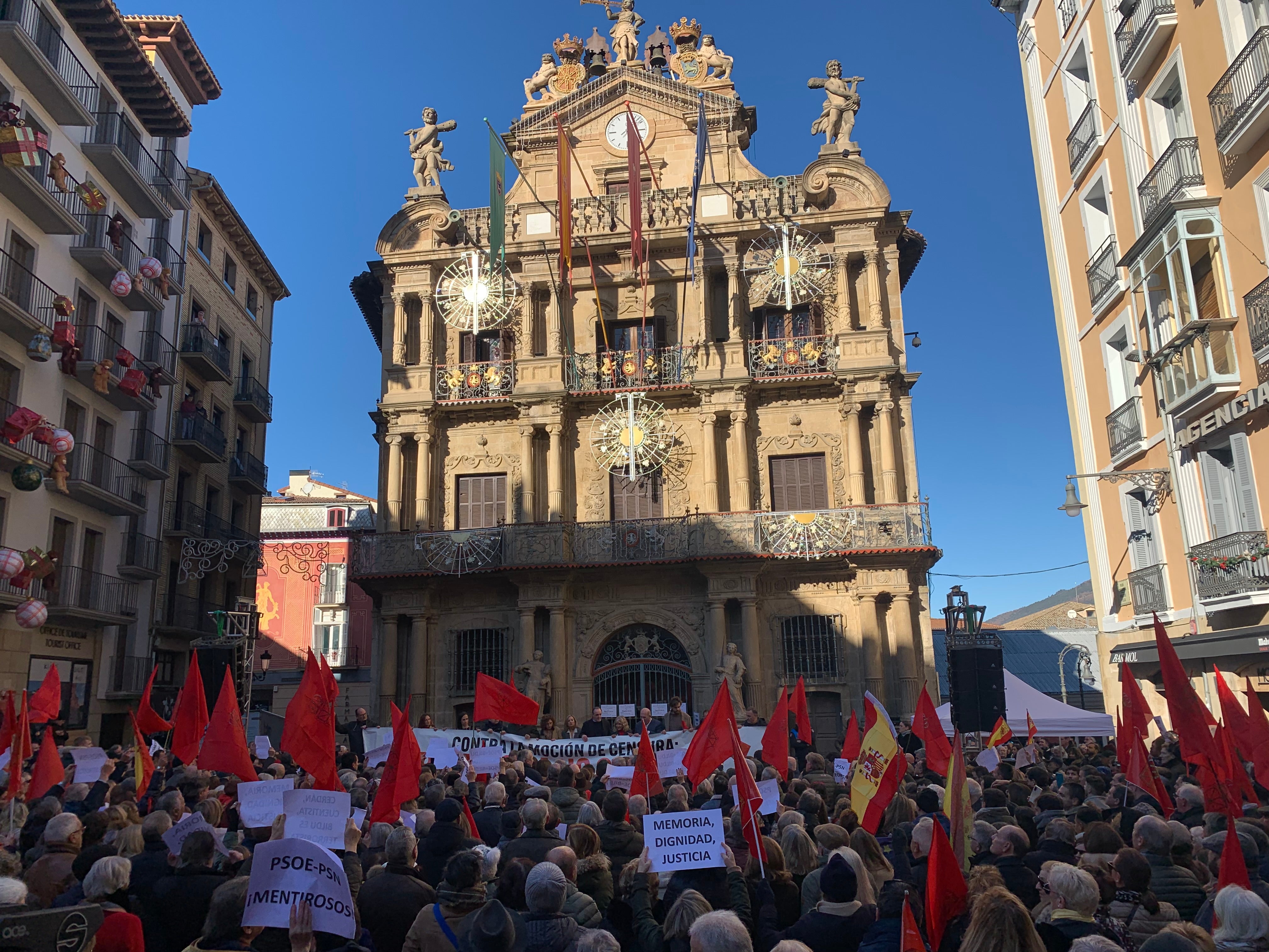 Miles de personas protestan en Pamplona contra el pacto PSOE-EH Bildu para desalojar a UPN de la Alcaldía Miles de personas protestan en Pamplona contra el pacto PSOE-EH Bildu para desalojar a UPN de la Alcaldía