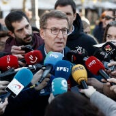 El líder del Partido Popular, Alberto Núñez Feijóo, realiza declaraciones ante los medios de comunicación antes del comienzo de la concentración en Pamplona