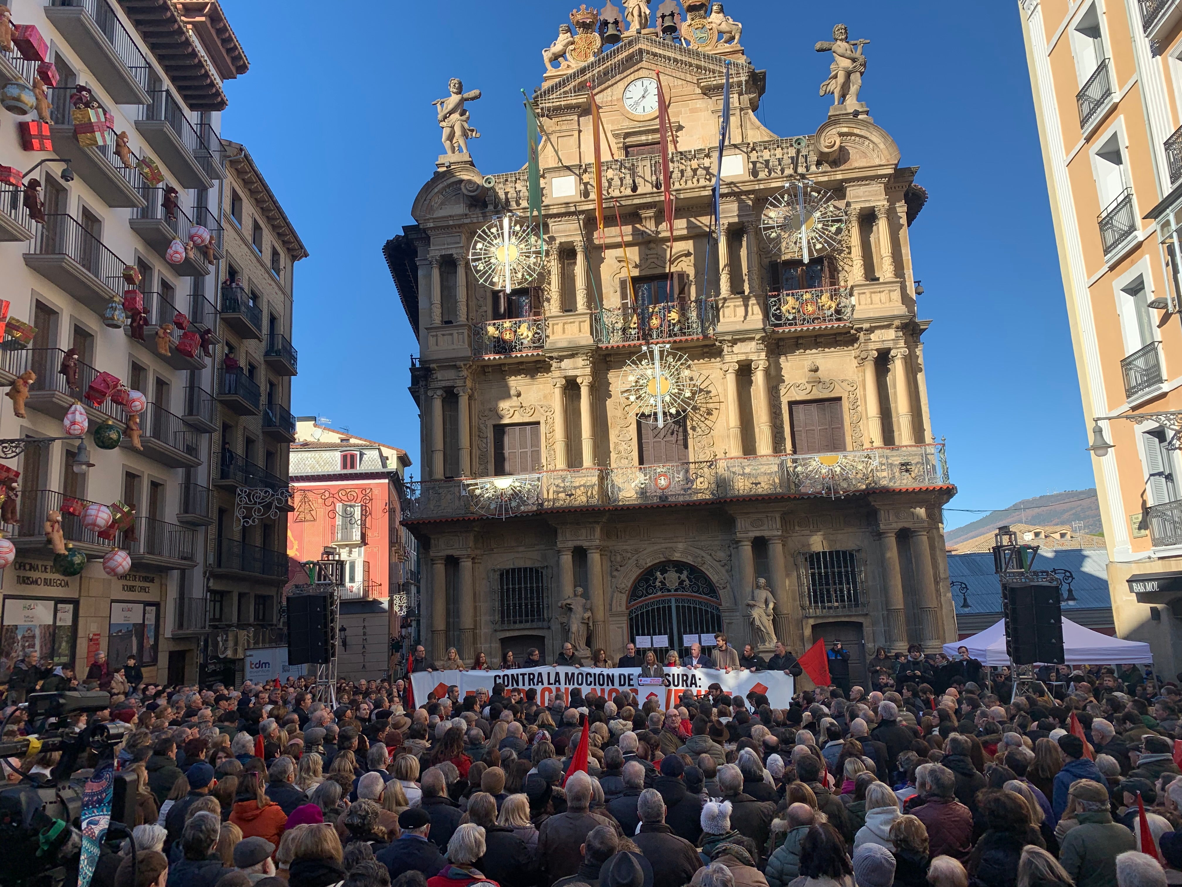 Miles de personas protestan en Pamplona contra el pacto PSOE-EH Bildu para desalojar a UPN de la Alcaldía Miles de personas protestan en Pamplona contra el pacto PSOE-EH Bildu para desalojar a UPN de la Alcaldía