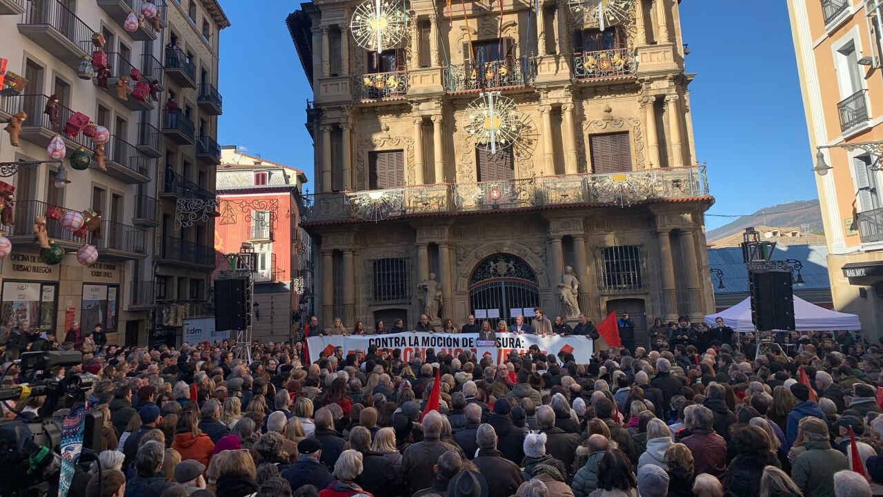 Miles de personas protestan en Pamplona contra el pacto PSOEEH Bildu