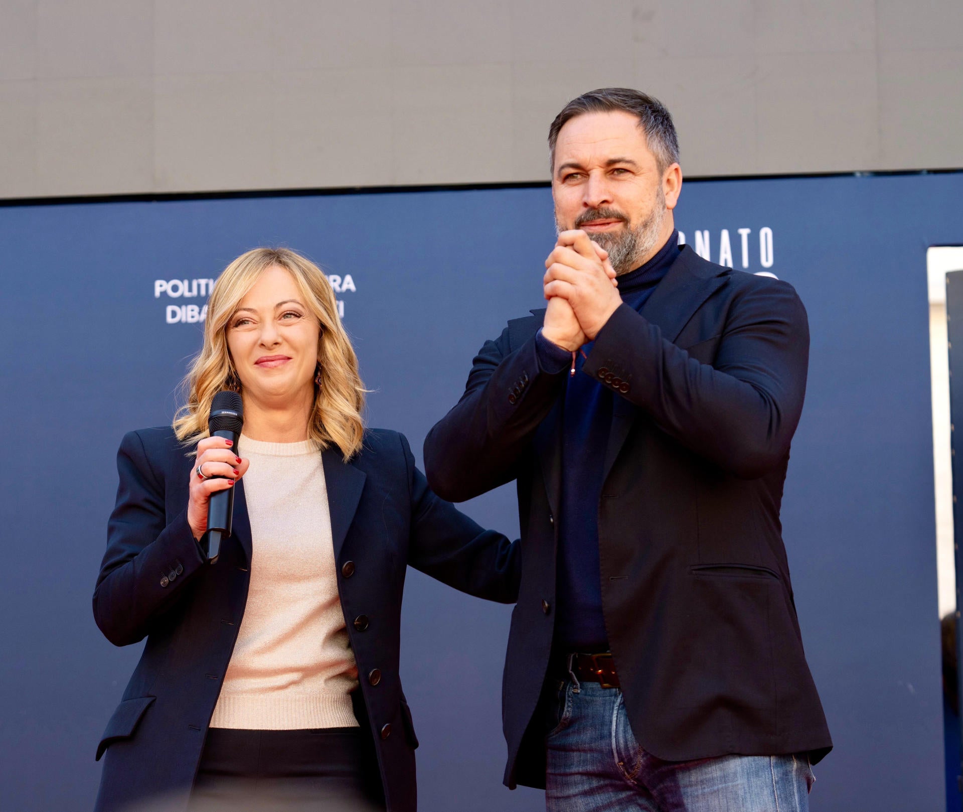 Abascal matiza en Roma sus palabras sobre Sánchez: "No deseo que cuelguen de los pies a nadie" Abascal matiza en Roma sus palabras sobre Sánchez: "No deseo que cuelguen de los pies a nadie"