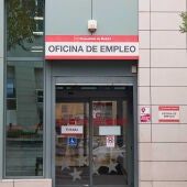 Entrada de la oficina de empleo de Méndez Álvaro en Madrid