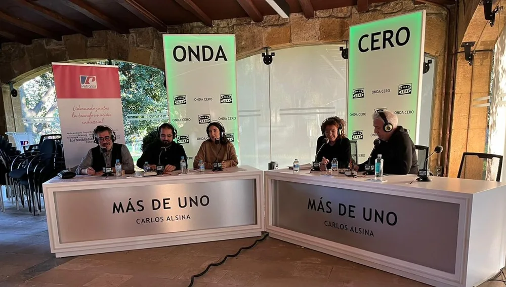 Agustín Jiménez, Borja Fernández Sedano, Leonor Lavado, Begoña Gómez de la Fuente y Leo Harlem desde Petronor Agustín Jiménez, Borja Fernández Sedano, Leonor Lavado, Begoña Gómez de la Fuente y Leo Harlem desde Petronor