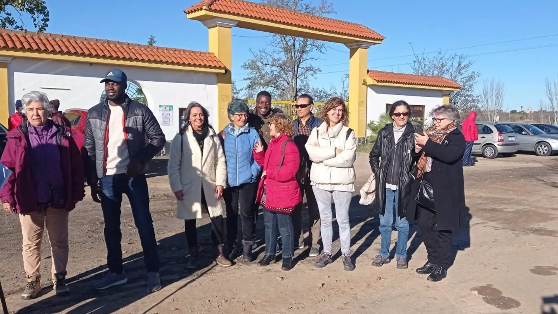 Miembros de la Plataforma de Personas Migrantes de Extremadura frente al dispositivo de acogida del polígono el Prado de Mérida - 