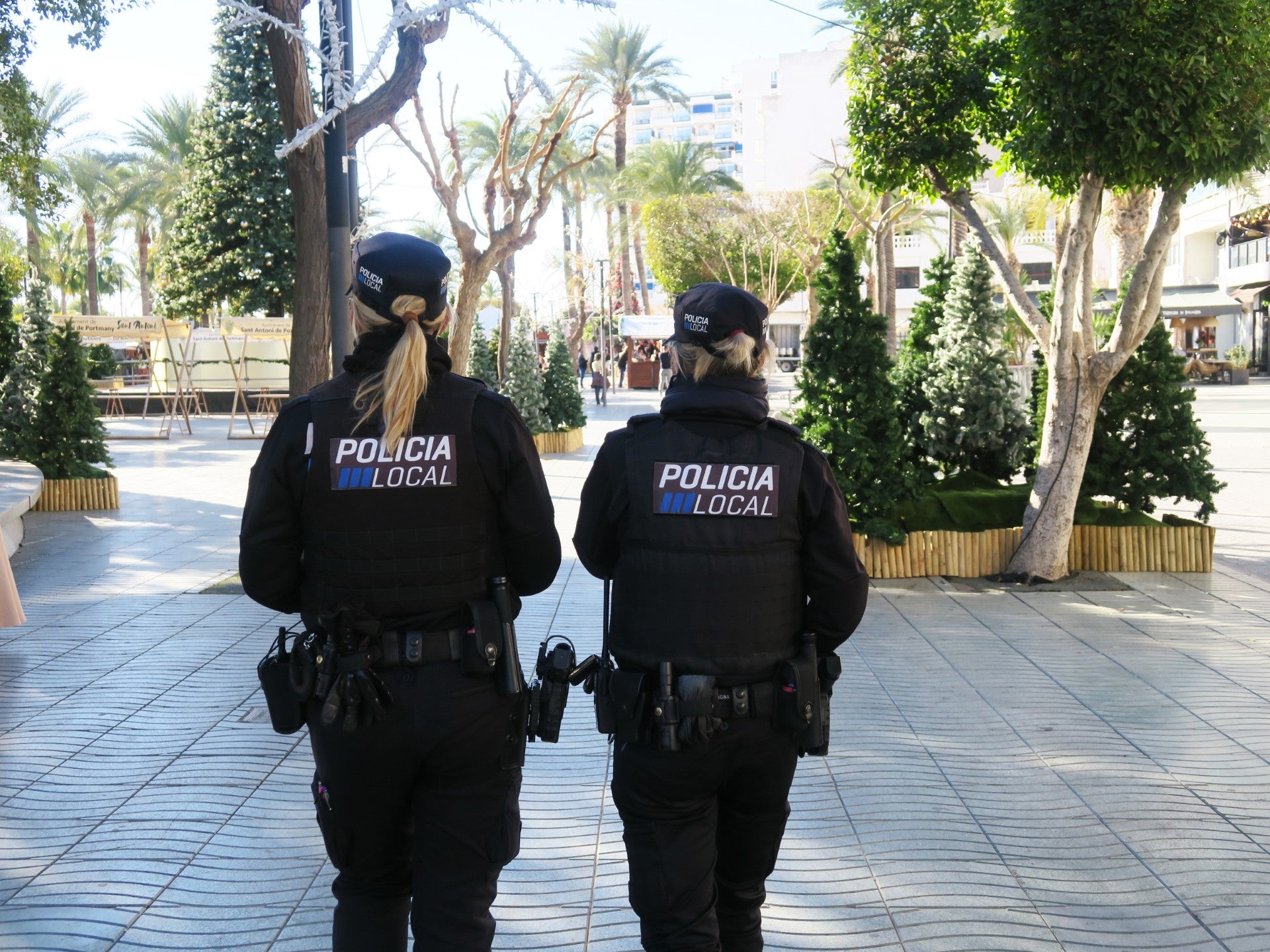 La Policía Local de Sant Antoni de Portmany lanza desde hoy y hasta el próximo 8 de enero un operativo especial de Navidad La Policía Local de Sant Antoni de Portmany lanza desde hoy y hasta el próximo 8 de enero un operativo especial de Navidad