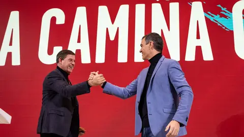 Pedro Sánchez y José Ramón Gómez Besteiro durante la convención de los socialistas gallegos. Imagen: PSdG-PSOE Pedro Sánchez y José Ramón Gómez Besteiro