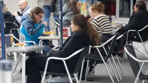 Clientes en la terraza de un restaurante. Clientes en la terraza de un restaurante.
