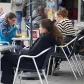 Clientes en la terraza de un restaurante. Clientes en la terraza de un restaurante.