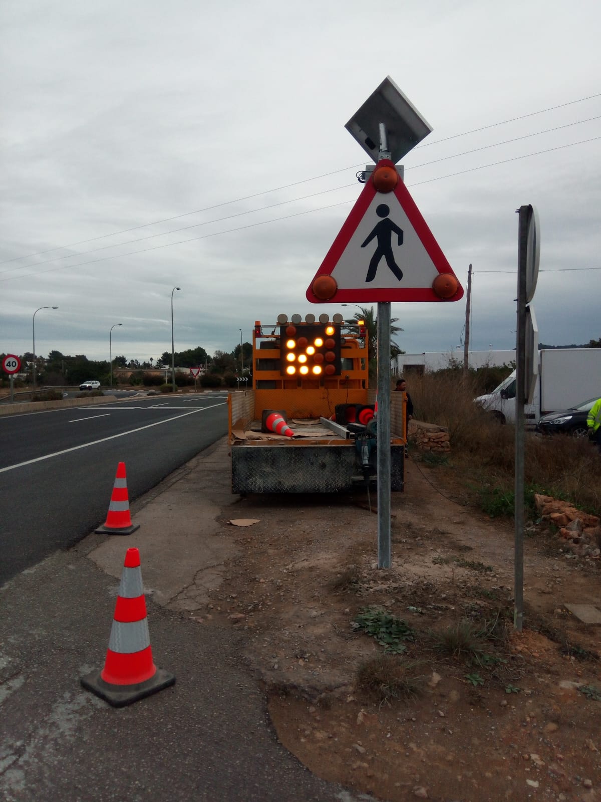El Consell de Ibiza instala señales luminosas para reducir la siniestralidad de Es Puig de Sant Antoni El Consell de Ibiza instala señales luminosas para reducir la siniestralidad de Es Puig de Sant Antoni