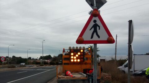 El Consell de Ibiza instala señales luminosas para reducir la siniestralidad de Es Puig de Sant Antoni El Consell de Ibiza instala señales luminosas para reducir la siniestralidad de Es Puig de Sant Antoni
