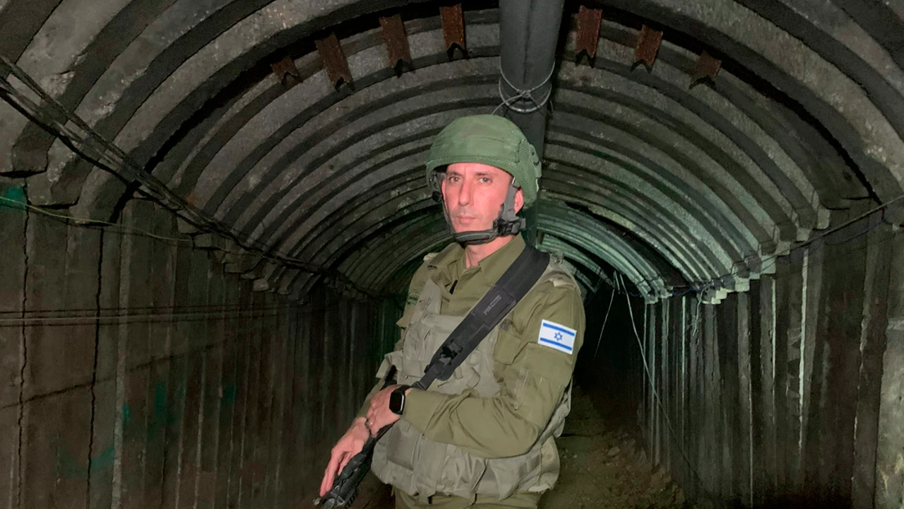 El contralmirante Daniel Hagari, portavoz del Ejército israelí, muestra el tunel de Hamás, de unos cuatro kilómetros de extensión
