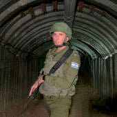 El contralmirante Daniel Hagari, portavoz del Ejército israelí, muestra el tunel de Hamás, de unos cuatro kilómetros de extensión