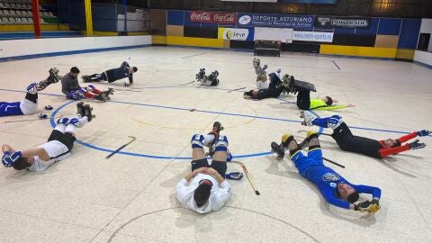 Los jugadores del Roller haciendo un ejercicio en un entrenamiento. 23-11-2022