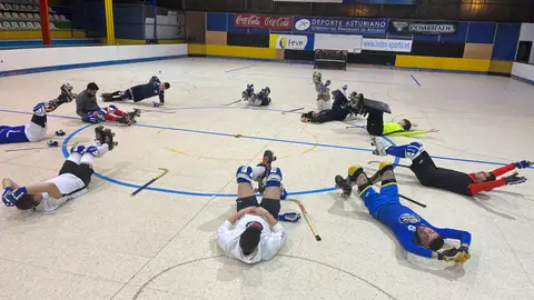 Los jugadores del Roller haciendo un ejercicio en un entrenamiento. 23-11-2022 Los jugadores del Roller haciendo un ejercicio en un entrenamiento. 23-11-2022